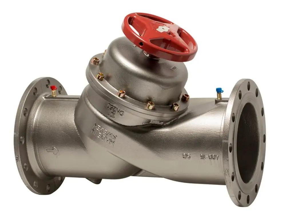 Flanschventil aus Metall mit rotem Handrad, verwendet für die Strangregelung in Rohrsystemen. Hersteller ist IMI Hydronic Engineering.